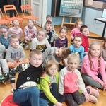 dzieci słuchają legendy