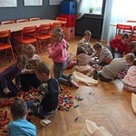 dzieci budują z klocków gród