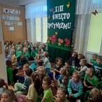 dzieci na dywanie słuchają prowadzącej.jpg