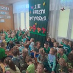 wszystkie dzieci rozwiązują optymistyczne  zadania.jpg