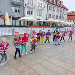 zabawa ze śpiewem na placu przed ratuszem.jpg