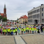 optymistyczne spotkanie dzieci przed fontanną.jpg