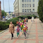 Pajacyki przed urzędem miasta na ul. Słonimskiej 1.jpg