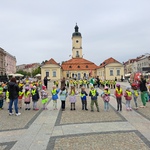 dzieci świętujące przed ratuszem.jpg