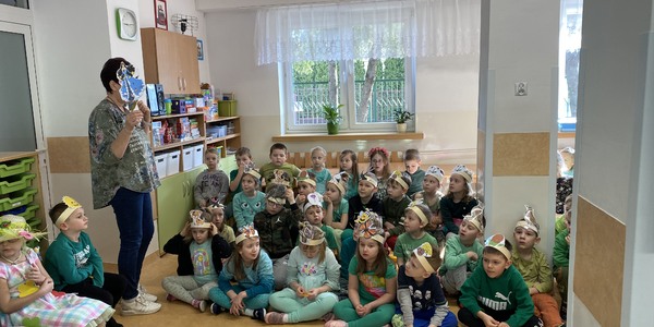 nauczycielka pokazuje szablony  pór roku.JPG