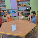 turniej wiedzy mądra główka dzieci słuchają zadań.jpg