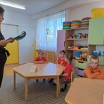 turniej wiedzy mądra główka dzieci rozwiązują zagadki.jpg