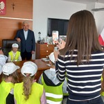 dzieci na fotelu Pana Prezydenta.jpg
