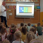 dzieci oglądają film edukacyjny.jpg