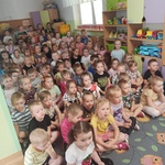 dzieci oglądają teatrzyk.jpg
