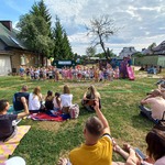 rodzice oglądają występy dzieci.jpg