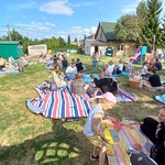 rodzice z dziećmi na pikniku.jpg