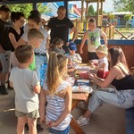 rodzice serwują lody.jpg