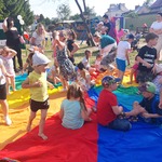 Dzieci bwią się na chuście.jpg