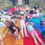Dzieci leżą na chuście.jpg