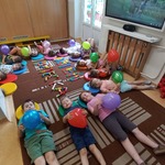 dzieci leżą dookoła napisu Dzień Dziecka.jpg
