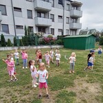 Smerfiki na placu puszczają bańki mydlane.jpg