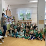 nauczycielka pokazuje szablony  pór roku.JPG