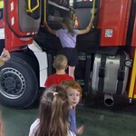 Dzieci wchodzą do wozu strażackiego.jpg