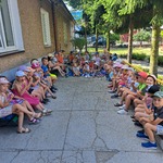 dzieci jedzą lody