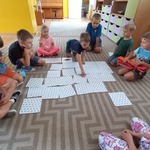 Kubusie odkrywają domino.jpg