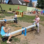 zabawa na huśtawkach.jpg