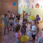 zabawa balonami w grupie I.jpg