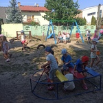dzieci na placu.jpg