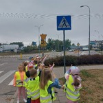 Dzieci przed przejściem dla pieszych.jpg