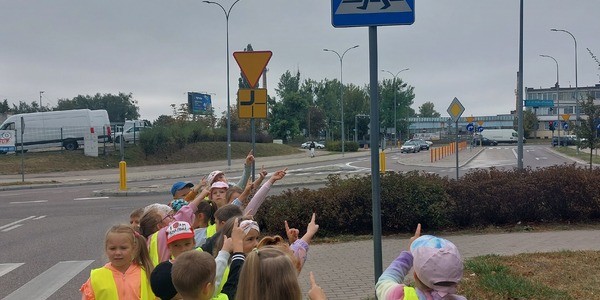 Dzieci przed przejściem dla pieszych.jpg