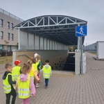 Dzieci przed przejściem podziemnym.jpg