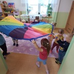 Zabawy Smerfików chustą animacyjną w sali.jpg