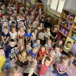 dzieci oglądają przedstawienie.JPG