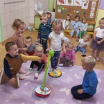 Smerfiki ćwiczą zręczność.jpg