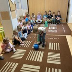 Chłopiec toczy piłkę..JPG