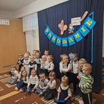 Smerfiki przy dekoracji.jpg