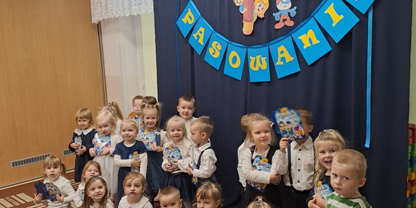 Smerfiki przy dekoracji.jpg