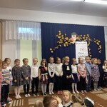 Dzieci z grupy IV Kubusie podczas występu (2).jpeg