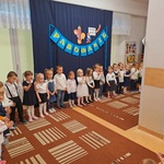 Smerfiki śpiewają piosenkę.jpg
