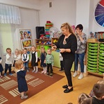Pani Dyrektor wręcza dyplomy.jpg