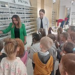 Dzieci oglądają oprawki okularów.jpg