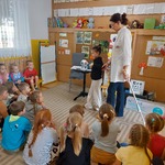 Dziewczynka pokazuje jak przeprowadzić osobę niewidomą.jpg