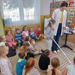 Dziewczynka próbuje przejść z zasłoniętymi oczamii laską.jpg