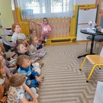 Dzieci oglądają tablicę do badania wzroku.jpg