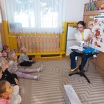 Pani pokazuje budowę oka.jpg