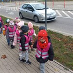 Smerfiki zbliżają się do skrzyżowania.jpg