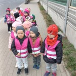Dzieci obserwują ruch drogowy.jpg