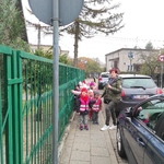 Smerfiki patrzą na znak drogowy.jpg