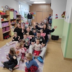 Gąsienica Basi -taniec na siedząco.jpg
