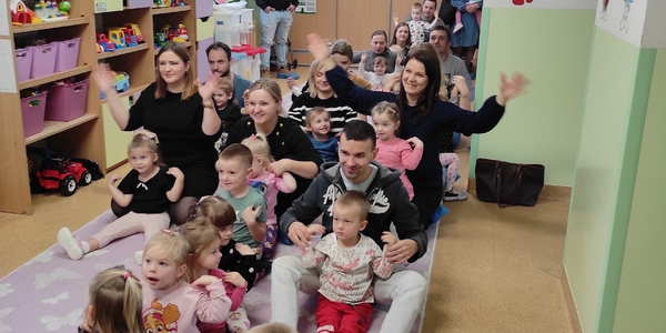 Gąsienica Basi -taniec na siedząco.jpg